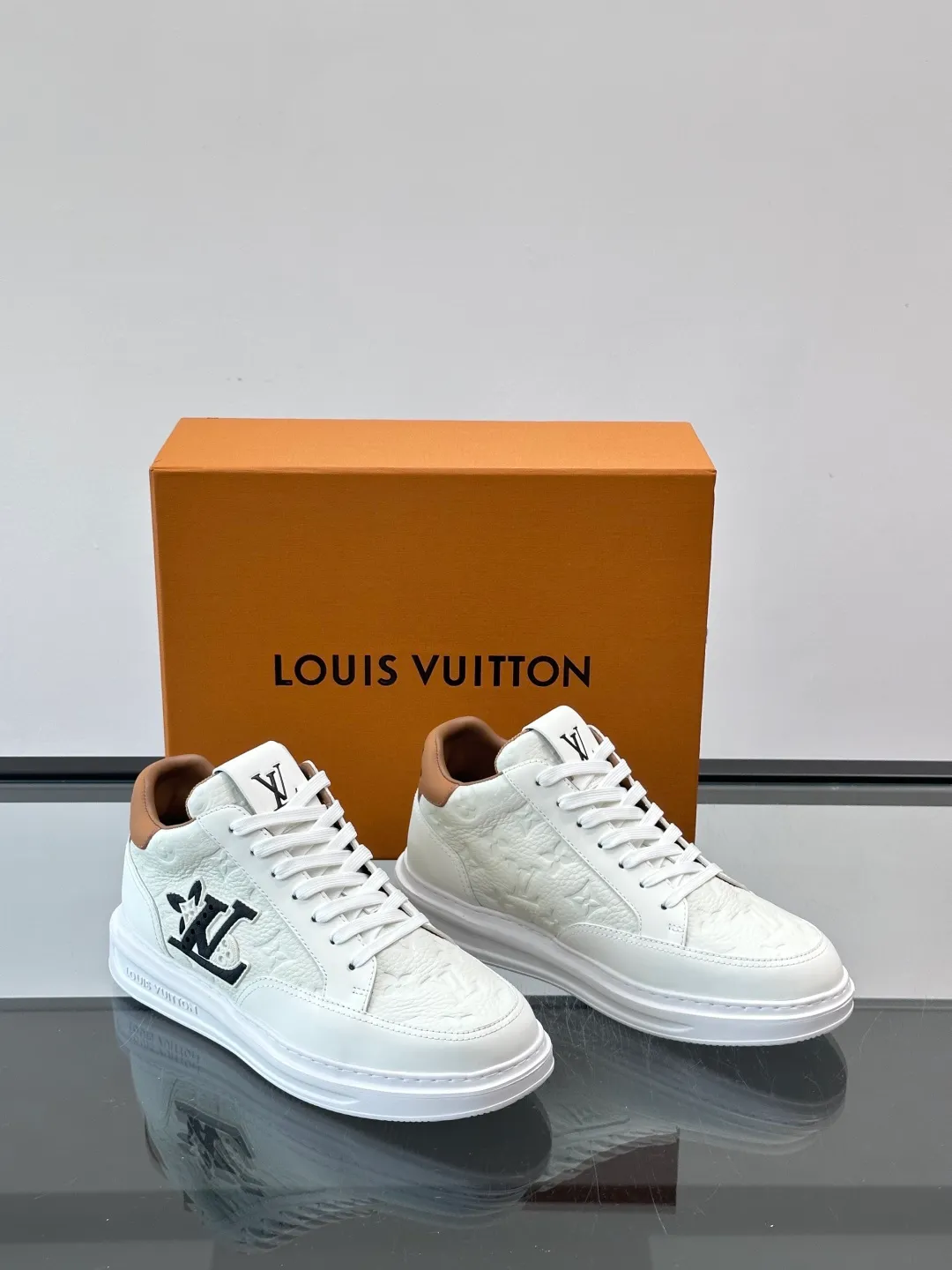 Men's shoes 💰p400 "＊OUIS ＊UITTO＊" Men's sports shoes, grained cow leather are low-key and recognizable. The rubber sole is thick and lightweight, the padded insole + technical lining make it super comfortable to wear! The main color with brown details is versatile and fashionable, and can be worn for daily leisure or business ~ LV embossing on the side of the shoe + brand logo on the sole, perfect details! size: 38-44 (45 customized)